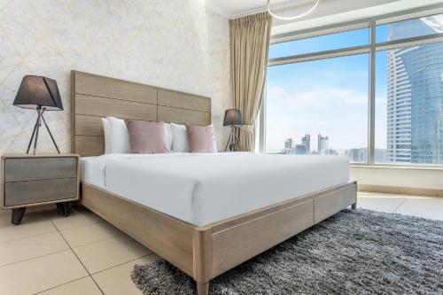1 dormitorio con cama grande y ventana grande en Icon Casa Living - Downtown Burj Views Towers, en Dubái