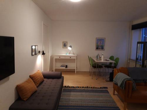 een woonkamer met een bank en een tafel bij Astas Apartment in Aalborg