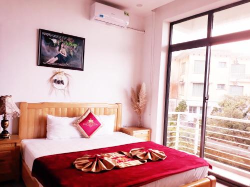 1 dormitorio con cama y ventana grande en Đức An Hotel, en Tam Ðảo