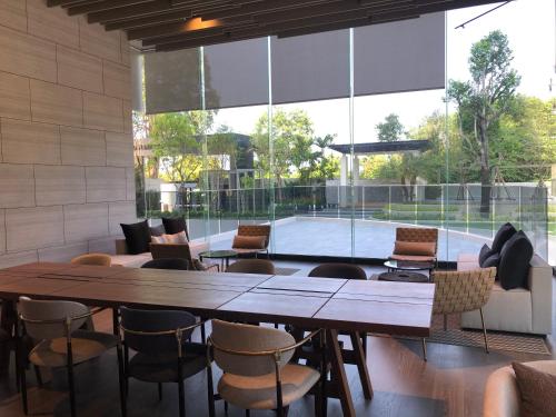 Piscine de l'établissement Andromeda Seaview Condo Near Beach ou située à proximité