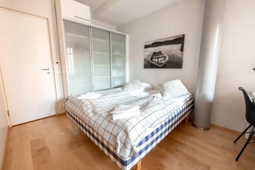 a bedroom with a bed in a room at 2ndhomes Stylish 1BR home with Balcony and Sauna in Kamppi Center in Helsinki