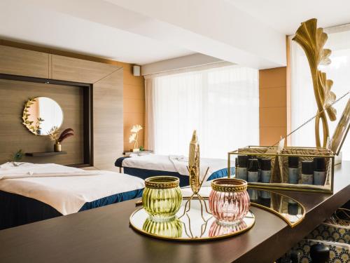 une chambre d'hôtel avec deux lits et une table dans l'établissement Le Churchill Hôtel & Spa, à Carnac