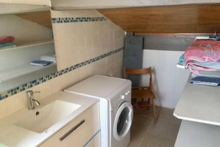 サン・シプリアン・プラージュにあるsci moliereの小さなキッチン(洗濯機、シンク付)