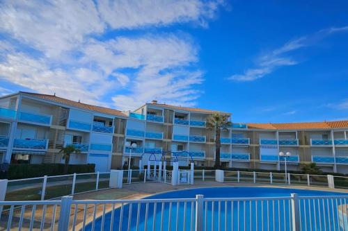 un bâtiment avec un terrain de basket en face de celui-ci dans l'établissement T1 Cabine 4 couchages vue mer !, à Frontignan