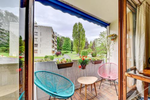 a balcony with two chairs and a table at Grand appartement calme à 30 min de Paris in Morsang-sur-Orge