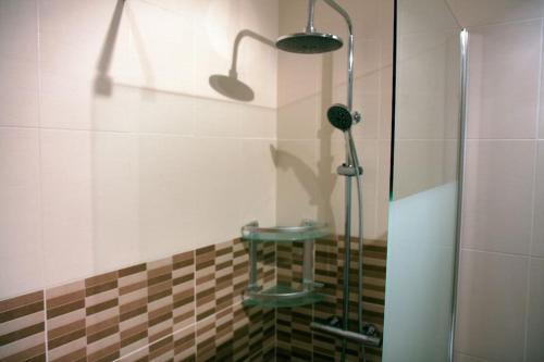 La salle de bains est pourvue d'une douche avec un tabouret. dans l'établissement Het Luxe Penthouse Sunset is PUUR genieten !, à Alhama de Murcia