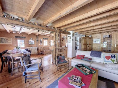 un salon avec un canapé blanc et une table dans l'établissement Chalet Ardent Montriond 8 personnes, à Montriond