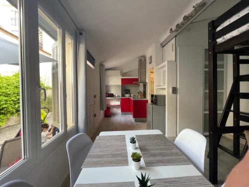 une pièce avec une table et des chaises et une cuisine dans l'établissement Maisonnette Studio bas Suquet, proche plage et palais, à Cannes