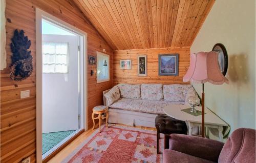- un salon avec un canapé et une table dans l'établissement Nice Home In Mellerud With 3 Bedrooms, à Mellerud