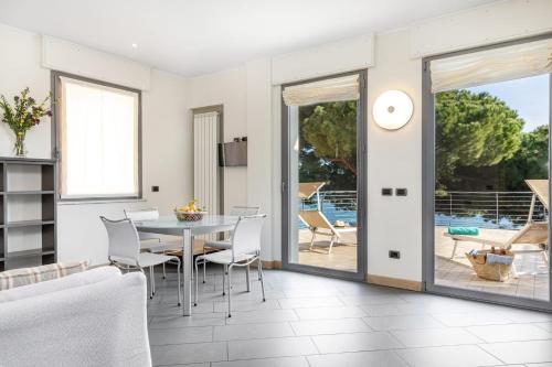 a kitchen and dining room with a table and chairs at APPARTAMENTI LA VELA in San Bartolomeo al Mare