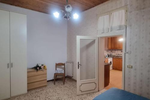 um quarto com uma porta aberta para uma cozinha em Casa Leonardo & Elisa em Figline Valdarno