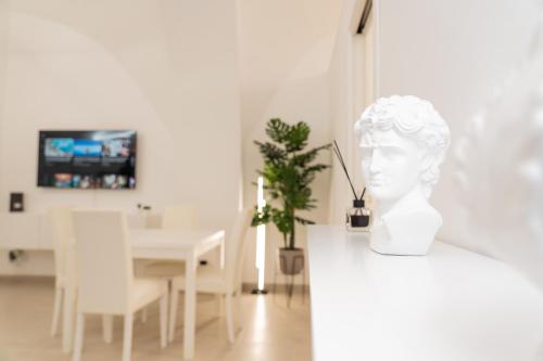 a white head on a table in a living room at Apartment - White Place - Affitti Brevi Italia in Manfredonia