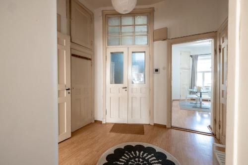 uma sala de estar com uma porta e uma mesa em 2ndhomes 1BR Apartment in the Center of Helsinki em Helsinque