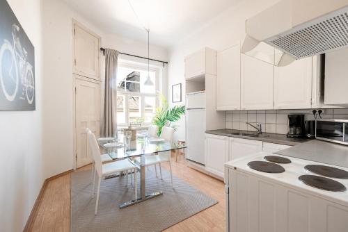 Η κουζίνα ή μικρή κουζίνα στο 2ndhomes 1BR City Center Apartments