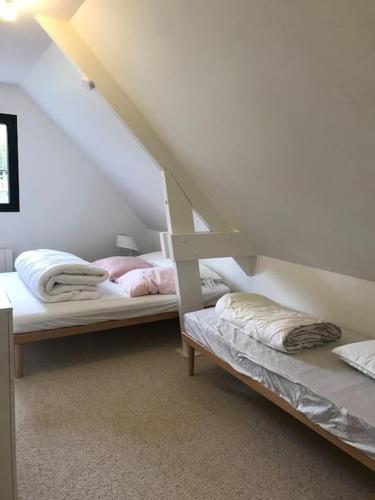a bedroom with two bunk beds in a attic at Villa vue exceptionnelle sur le Cap Gris-Nez in Audinghen