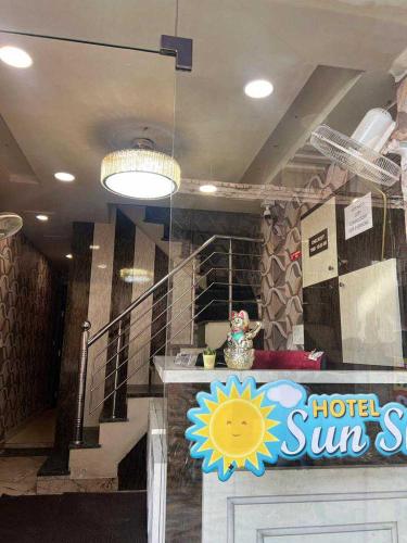 una señal de sol del hotel en un mostrador en una habitación en Hotel Sunshine, en Ludhiana