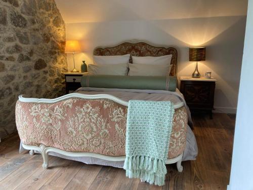 een slaapkamer met een groot bed en 2 lampen bij Gîte des Pommiers in Le Fresne-Poret