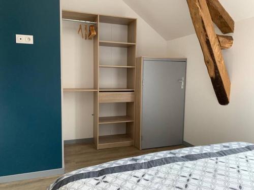 sypialnia z łóżkiem i półką na książki w obiekcie Maison avec cour privative w mieście Luz-Saint-Sauveur