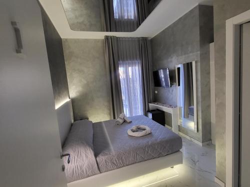 una camera da letto con un letto con un cappello sopra di B&B Luxury Room & SPA a Apricena