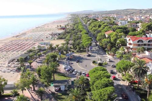 una vista aerea di una città con spiaggia di Casabella a Tortoreto