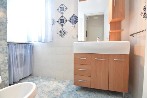 y baño con lavabo, aseo y bañera. en La Terrazza sul Porto, en Marina di Ragusa