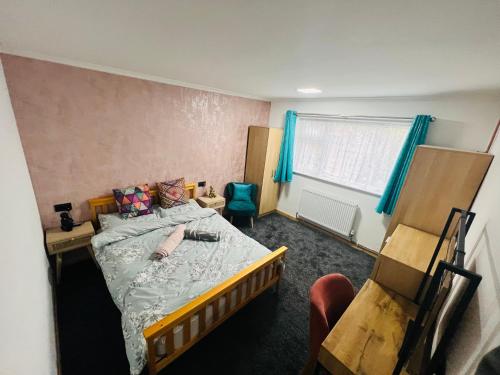 a small bedroom with a bed and a window at CozyComfy Apartment Leicester in Leicester