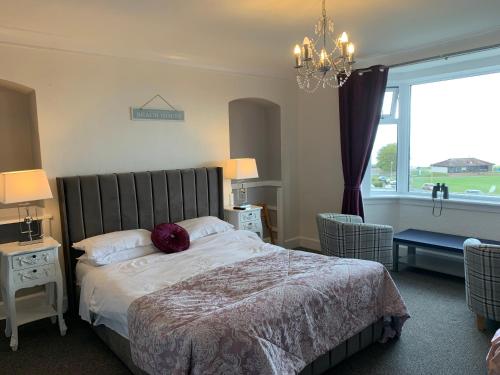 1 dormitorio con cama y ventana grande en "Room only" at Wetherby Nairn en Nairn