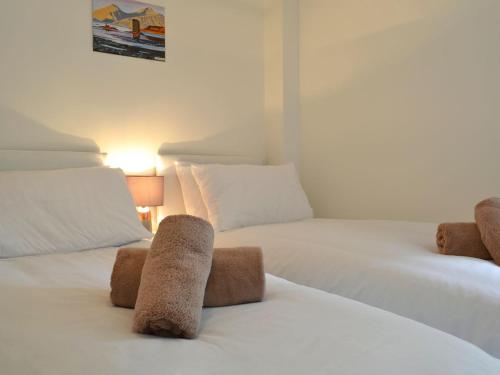 BanavieにあるMirador Apartmentのベッド2台が隣同士に設置された部屋です。