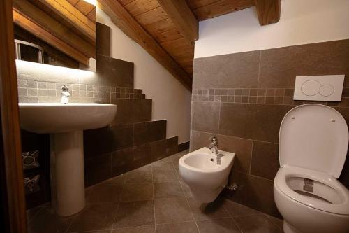 y baño con aseo y lavamanos. en L'Or d'Echallogne - Chambre d'Hôtes en Arnad