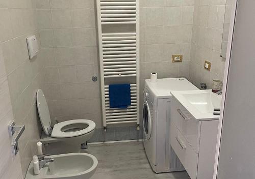 y baño con aseo y lavamanos. en La Magnolia Apartaments IV en Desenzano del Garda