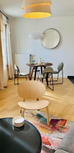 un salon avec une table et des chaises dans l'établissement Cosy Apartment / Disneyland / Val d'Europe, à Serris