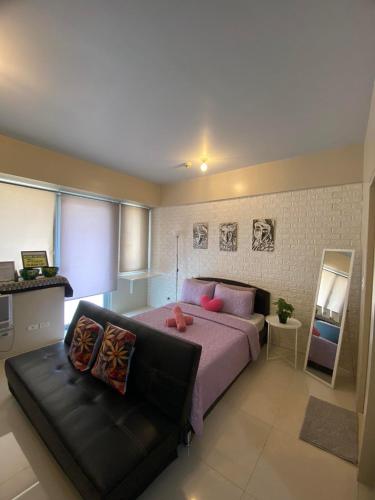 - une chambre avec un lit et un canapé dans l'établissement Modern Studio Unit at One Palm Tree Villas near NAIA & Resortsworld, à Manille