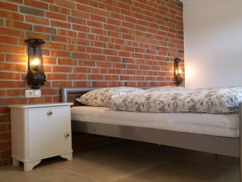 Ένα ή περισσότερα κρεβάτια σε δωμάτιο στο Wohnung mit Kamin und idyllischem Garten