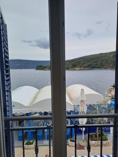 a view of the water from a balcony at Sobe MaMaLu in Valun