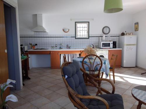 cocina y comedor con mesa y sillas en Le Gîte du Poiré, en Molère