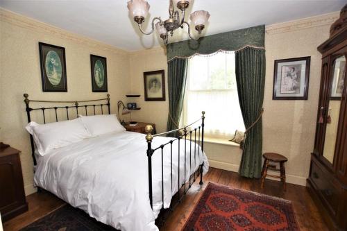 Un dormitorio con una cama grande y una ventana en Pomona, en Lowick Green