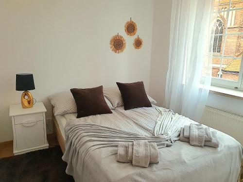a bedroom with a bed with two towels on it at Apartament Trzy Sypialnie Stare Miasto in Elblag