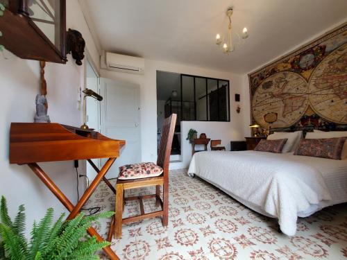 um quarto com uma cama e um piano em La Dolce Vita - Chambre Marco Polo em Montpeyroux