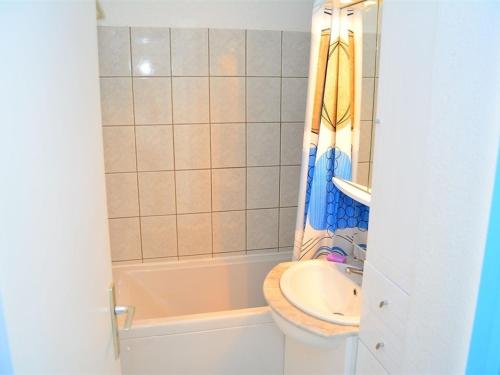 een badkamer met een bad, een toilet en een wastafel bij Appartement Port Barcarès, 3 pièces, 5 personnes - FR-1-431-24 in Le Barcarès