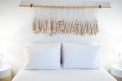 um quarto com uma cama com almofadas brancas em White Dream House em Cidade de Kos