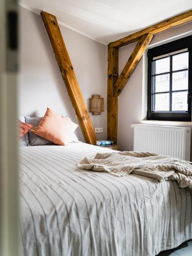 a bedroom with a bed and a window at Horami Villa - HANAMI Apartment in Malchow