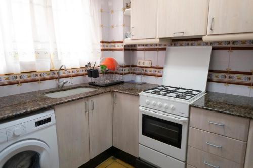 Kuchyňa alebo kuchynka v ubytovaní Comfortable and Elegant Seafront Apartment