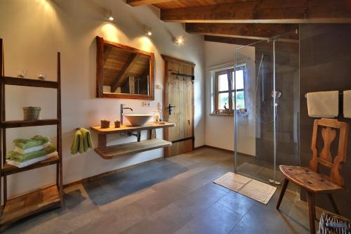 y baño con ducha acristalada y lavamanos. en Ferienhaus Hirschkopf, en Mauth
