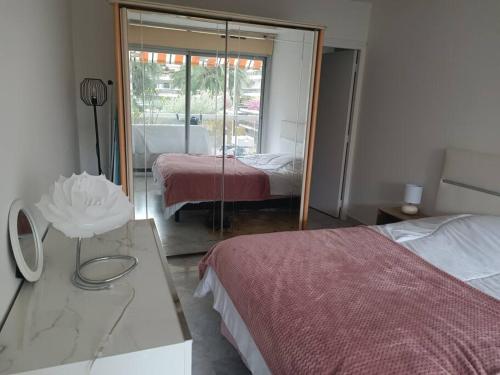 SELI 2 pièces Classé 52 M2 terrasse 20m2 Plages Piscine Antibes Juan Parking photo 2