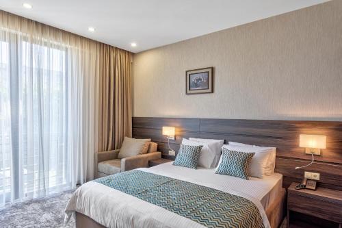 Postel nebo postele na pokoji v ubytování Vinum Hotel
