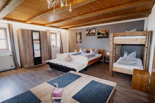Postel nebo postele na pokoji v ubytování Landhotel zum Matthiasl