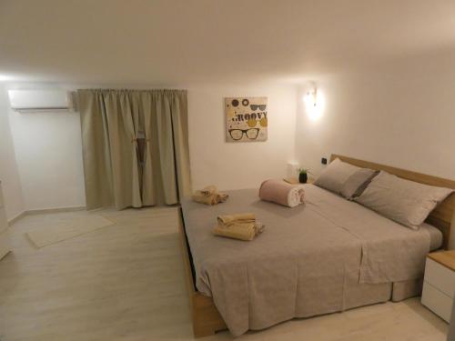 1 dormitorio con 1 cama grande y 2 almohadas en CASA SIMONETTA, en Bari