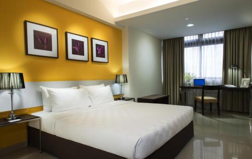 Habitación de hotel con cama y escritorio en Fahrenheit Suites Bukit Bintang, Kuala Lumpur, en Kuala Lumpur