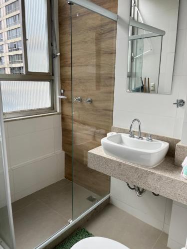 y baño con lavabo y ducha acristalada. en Copacabana Posto 6 Renovated 2023, en Río de Janeiro