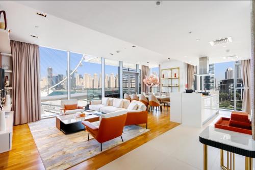 Livbnb - Alluring 3BR Plus Maid's with Sea & Ain Dubai View